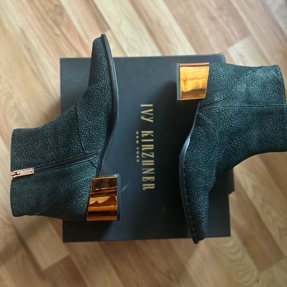 Rose Gold Surprise with Green - Picture 3 of 12